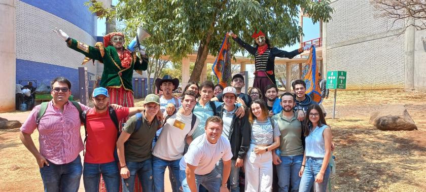 Alumnos CUAltos con payasos.