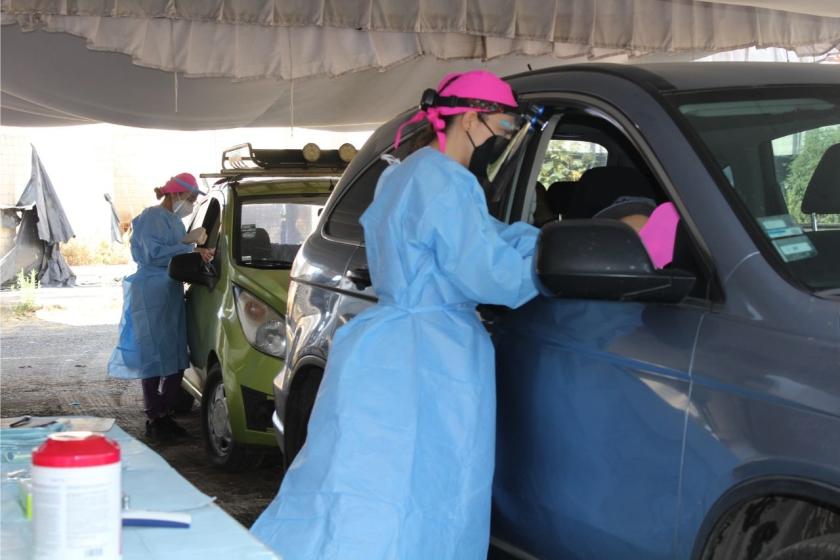 Estudiantes participantes del operativo de procedimientos de odontología pediátrica.