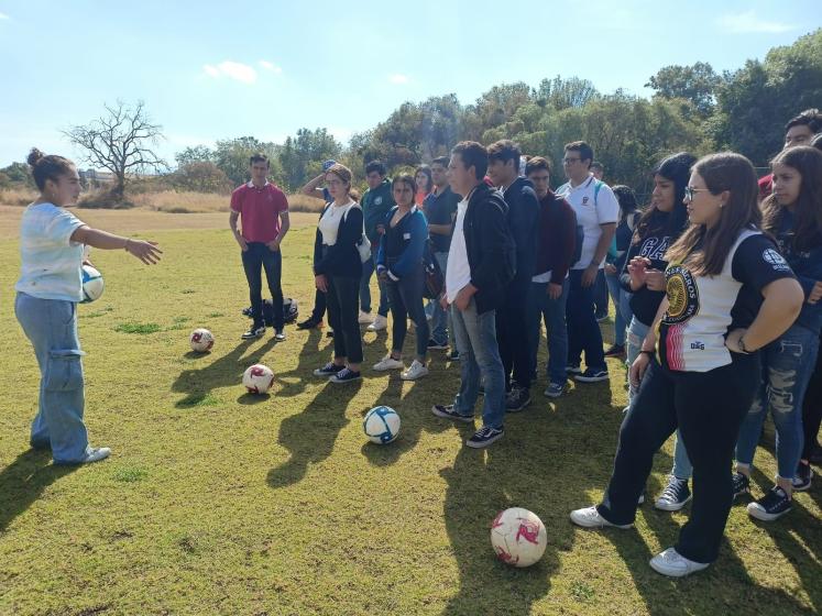 Estudiantes en talleres de CUAltos.