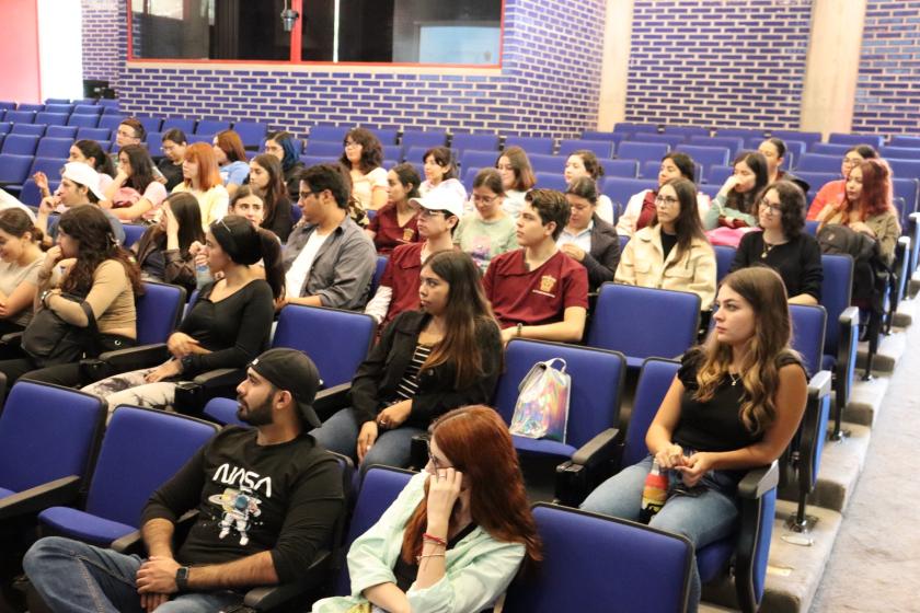 Público de la conferencia “Cuidado integral del adulto mayor”.