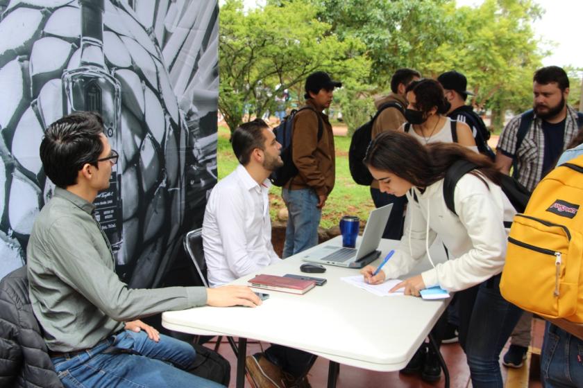 Estudiantes en Feria de Prácticas Profesionales.