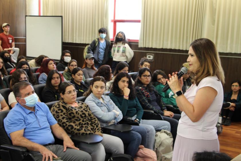 Expositora de la Conferencia “La regulación de emociones y el logro de una vida valiosa” .