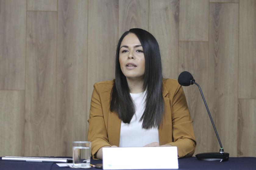 Investigadora y expositora del tema de alza de huevo.