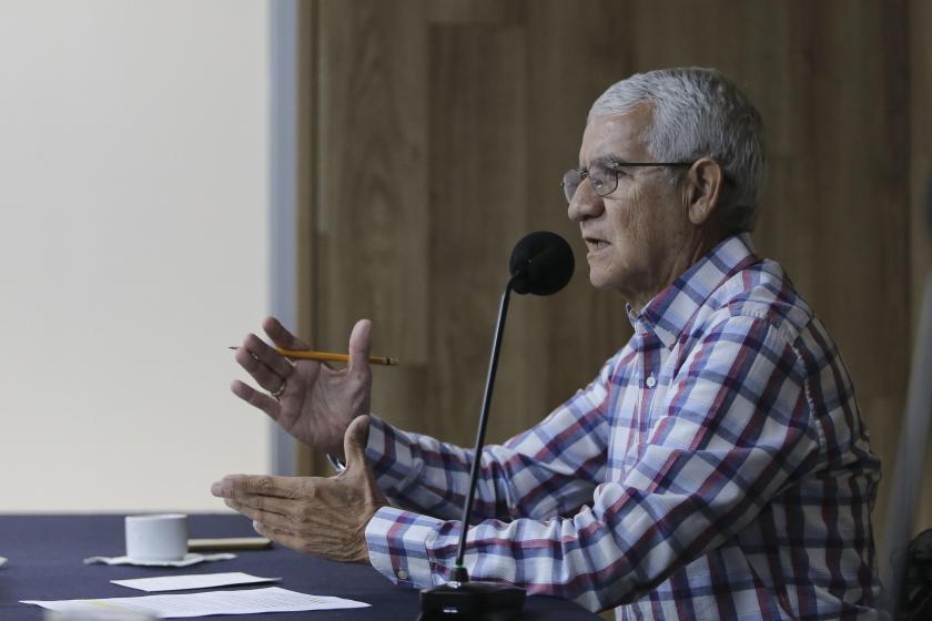 Investigador y expositor del tema de alza de huevo.