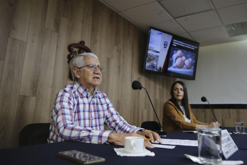 Investigadores y expositores del tema de alza de huevo.