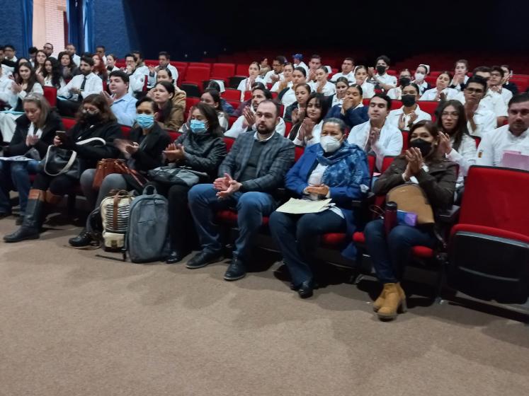 Alumnos en el evento de asignación de plazas.