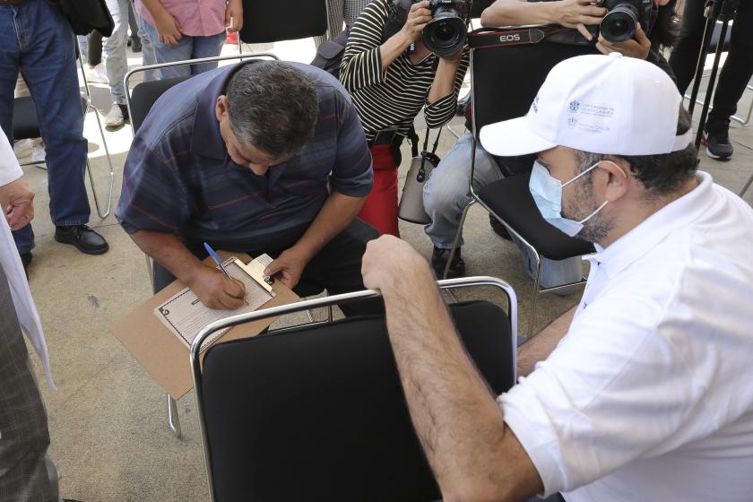 Persona escribiendo.