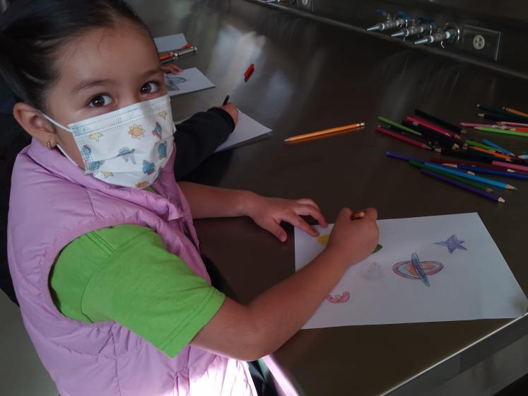 Niña dibujando