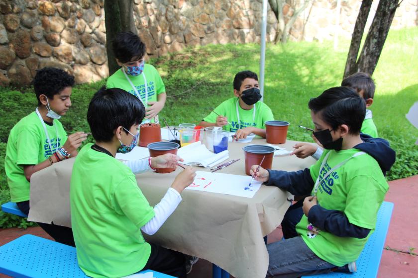 Niños pintando.