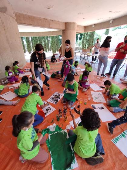 Niños pintando con sus  manos.