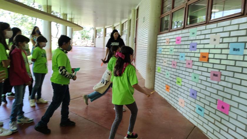 Niños realizando actividades.