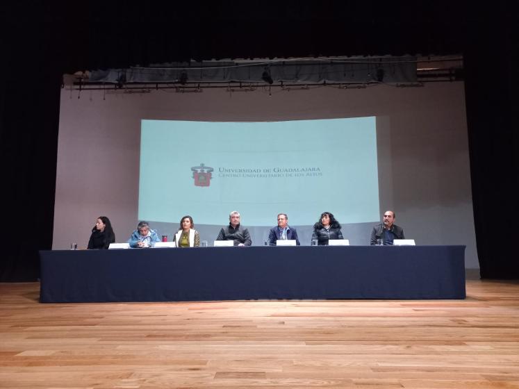 Autoridades en el evento de asignación de plazas.