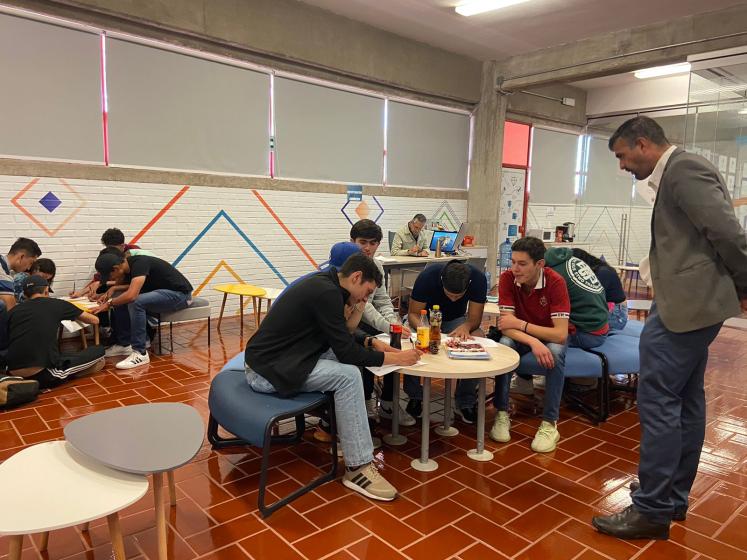 Estudiantes en talleres de CUAltos.