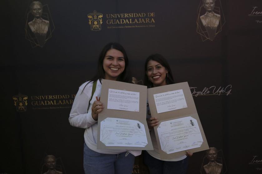 Voluntarias sosteniendo sus reconocimientos.