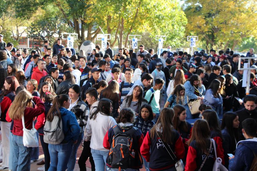 Estudiantes visitando a CUAltos.