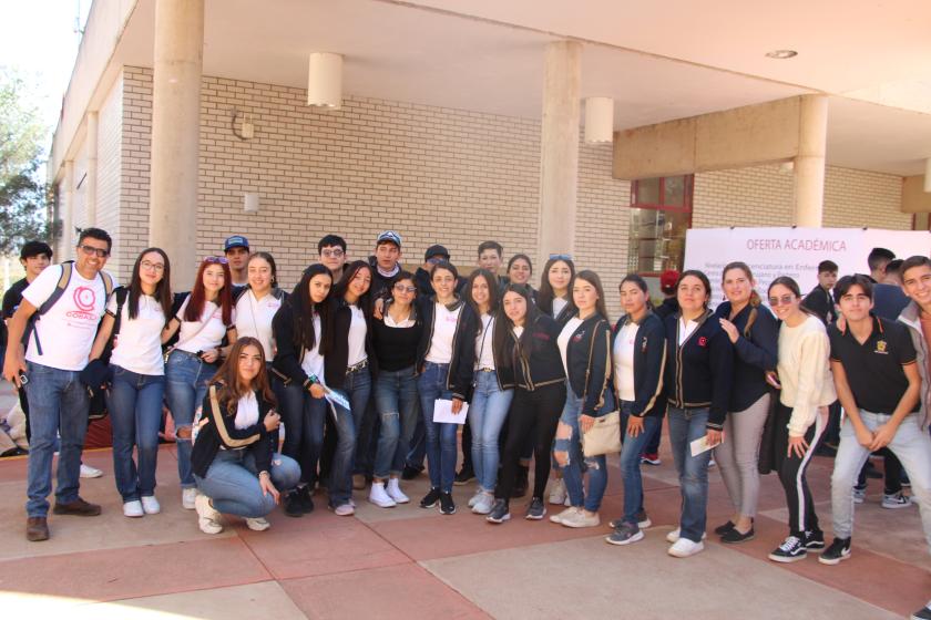 Estudiantes visitando a CUAltos.