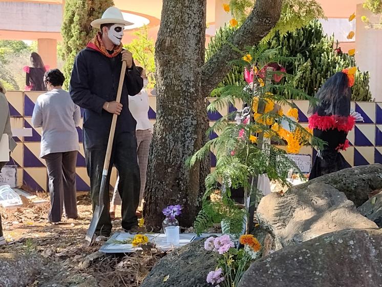 Estudiante y altar.