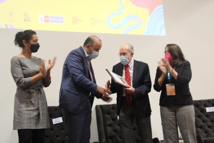 Entrega de reconocimiento a autoridad del Instituto Nelson de Estudios Ambientales.