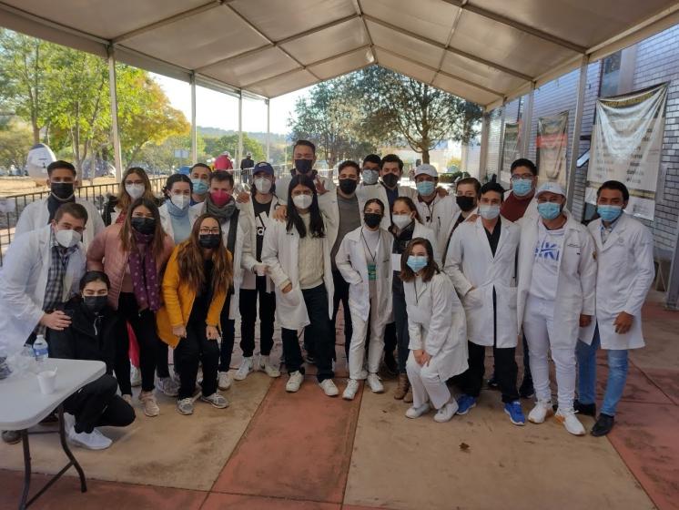 Integrantes del programa de vacunación de refuerzo a personal docente.