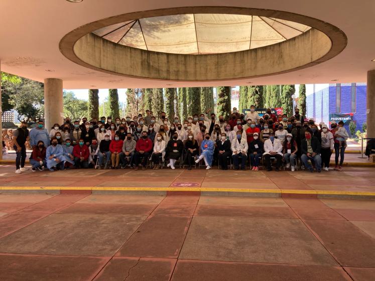 Integrantes del programa de vacunación de refuerzo a personal docente.