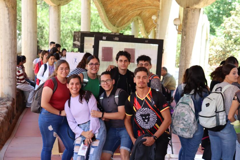 Estudiantes en Feria de Prácticas Profesionales.
