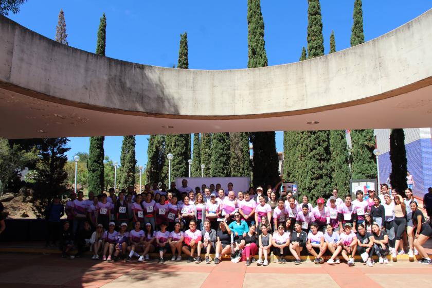 Participantes de la carrera en el marco del Día Internacional de la Mujer.