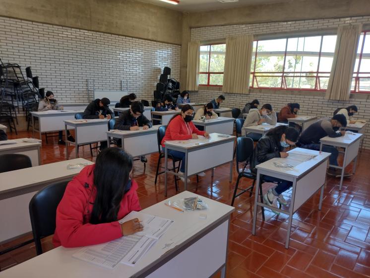 Aspirantes realizando examen de admisión.