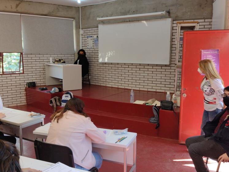 Autoridad CUAltos observando proceso de examen de admisión.