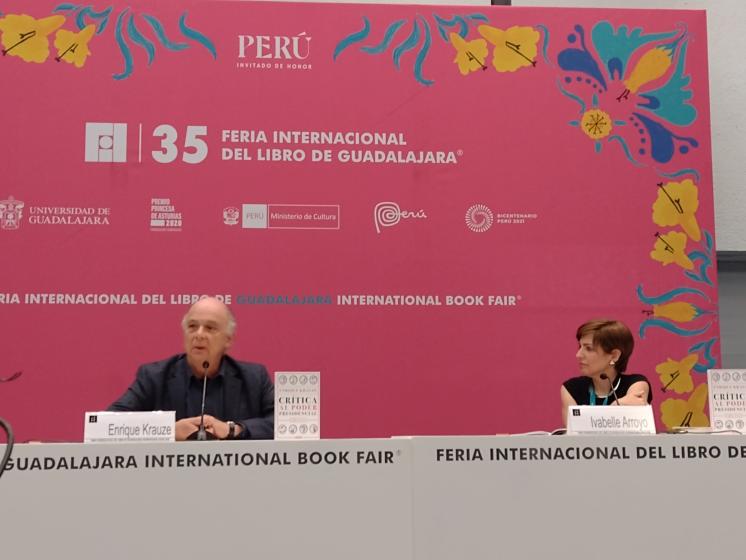 Enrique Krauze y Ivabelle Arroyo en la presentación del libro "Crítica al poder presidencial ".