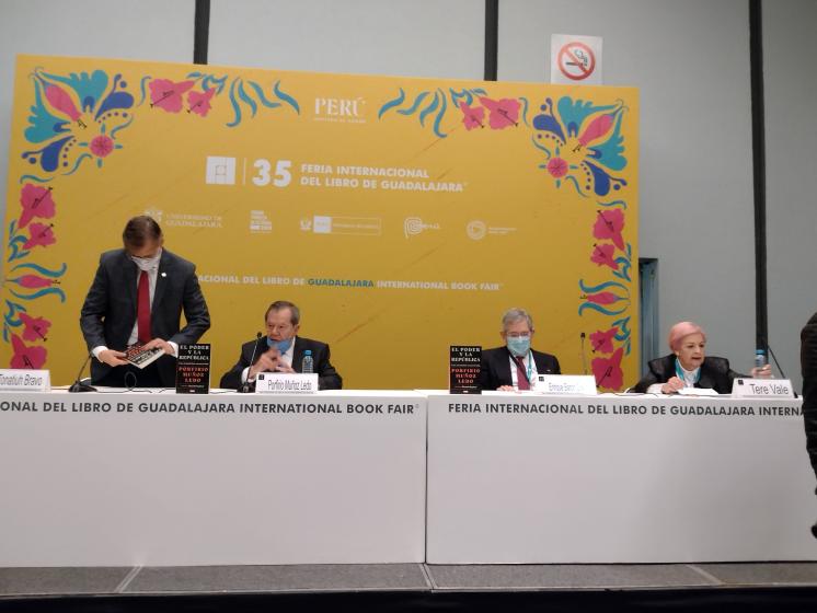 Integrantes de mesa en la presentación del libro "El poder y la república, una transición secuestrada".