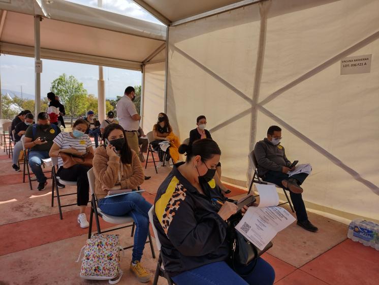 Docentes en espera para la aplicación de su vacuna.