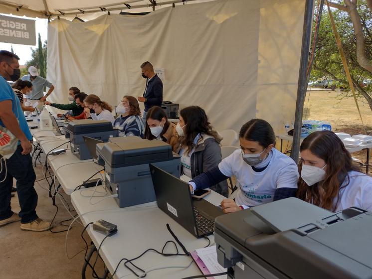 Integrantes del programa de vacunación de refuerzo a personal docente.