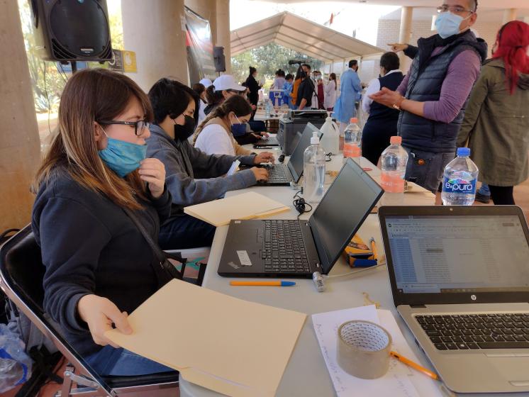 Integrantes del programa de vacunación de refuerzo a personal docente.