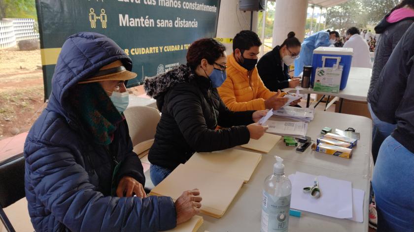 Integrantes del programa de vacunación de refuerzo a personal docente.