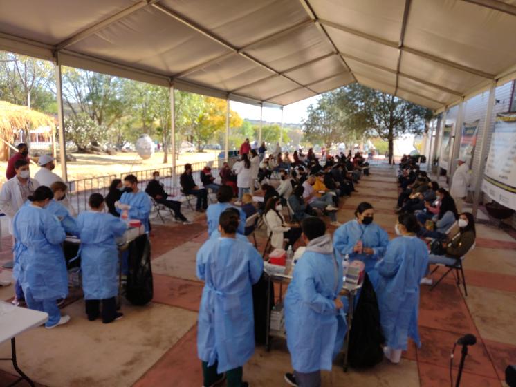 Integrantes del programa de vacunación de refuerzo a personal docente.