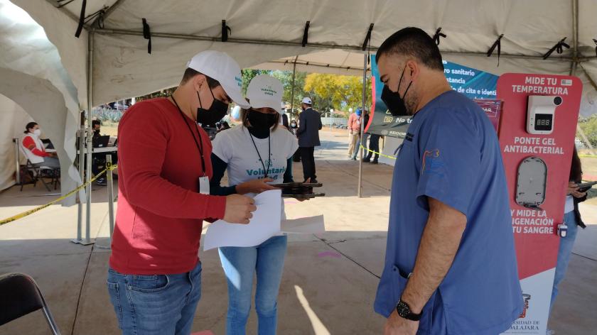 Integrantes del programa de vacunación de refuerzo a personal docente.