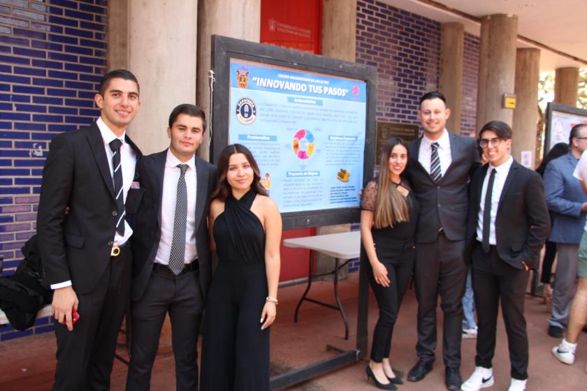 Estudiantes de administración presentando su proyecto.