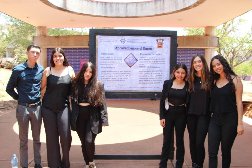 Estudiantes de administración presentando su proyecto.