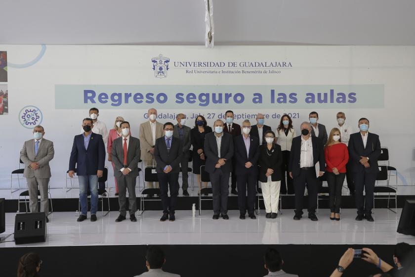 Integrantes de la rueda de prensa para el regreso a clases.