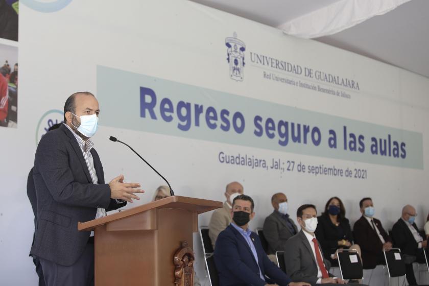 Integrantes de la rueda de prensa para el regreso a clases.