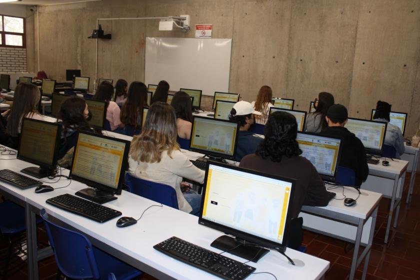 Estudiantes realizando la encuesta "Nuestras voces".