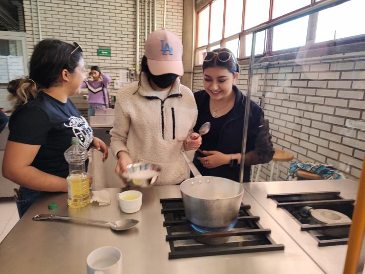 Estudiantes en talleres de CUAltos.