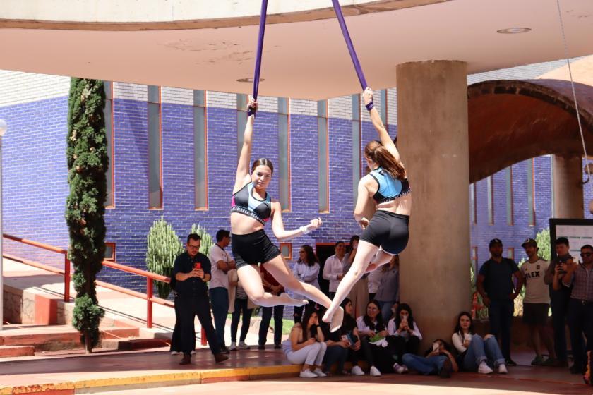 Demostración de danza aérea por AcroForce.