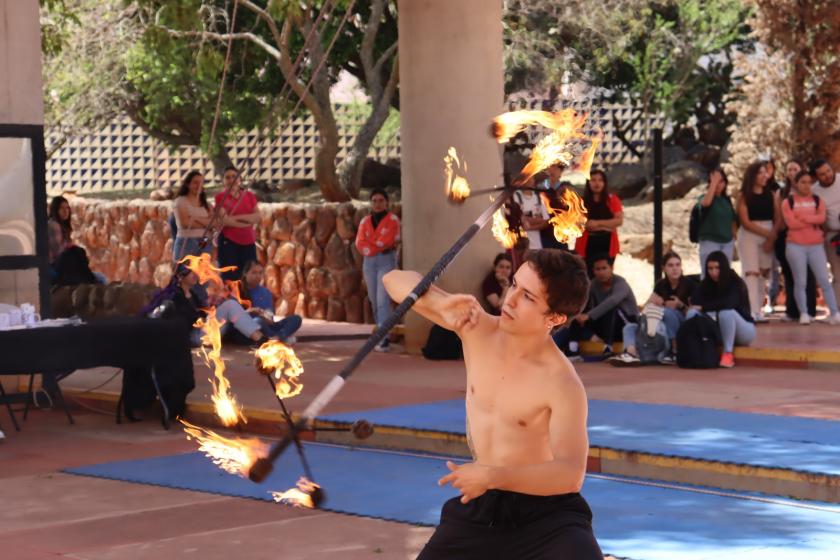 Demostración artística de malabares con fuego por AcroForce.