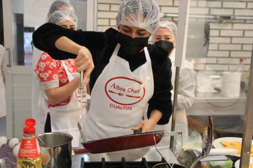 Participante de Altos Chef en la cocina.