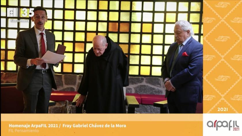 Entrega del reconocimiento Premio Arpa FIL 2021.