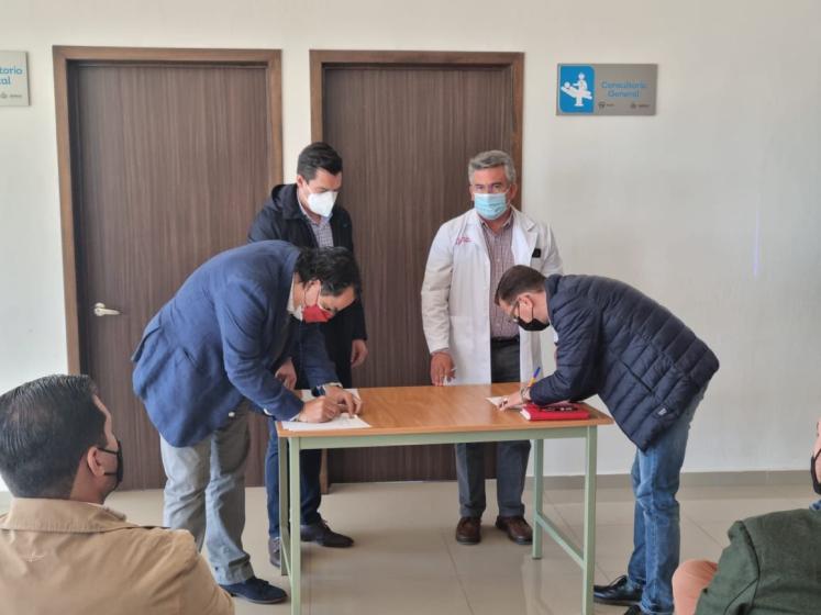 Autoridad CUAltos firmando vinculación.