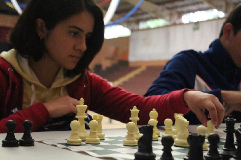 Alumna jugando ajedrez 