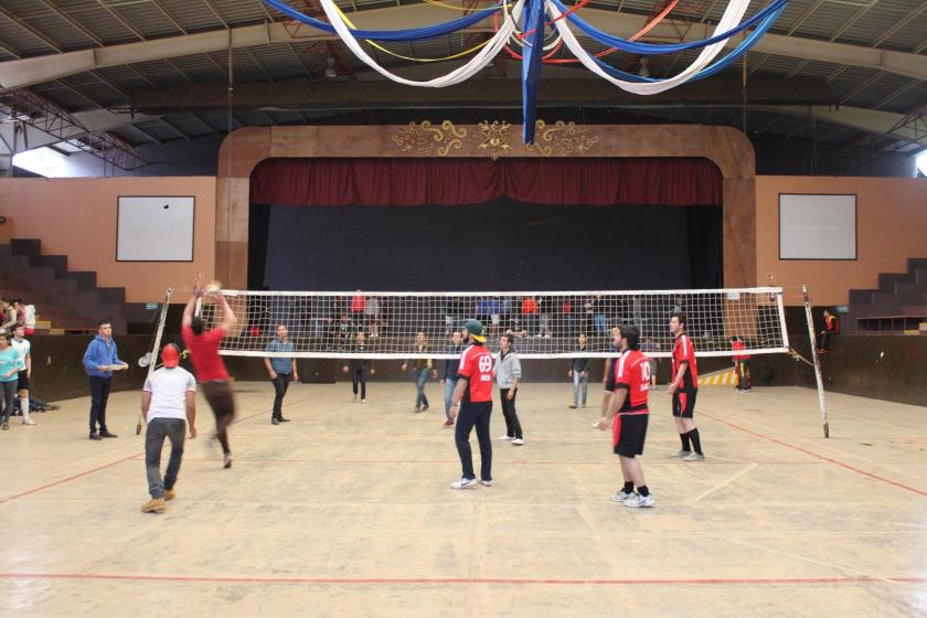 Alumnado jugando volei