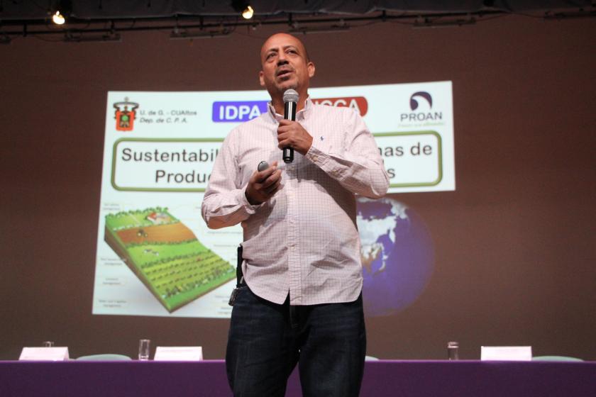 Expositor en las Jornadas de Actualización Agropecuarias.